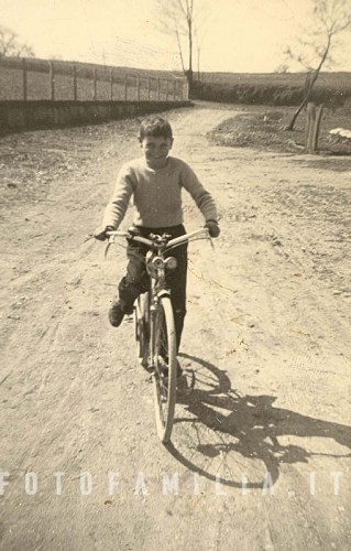 Il giovane Neri Sartucci in posa sulla bicicletta